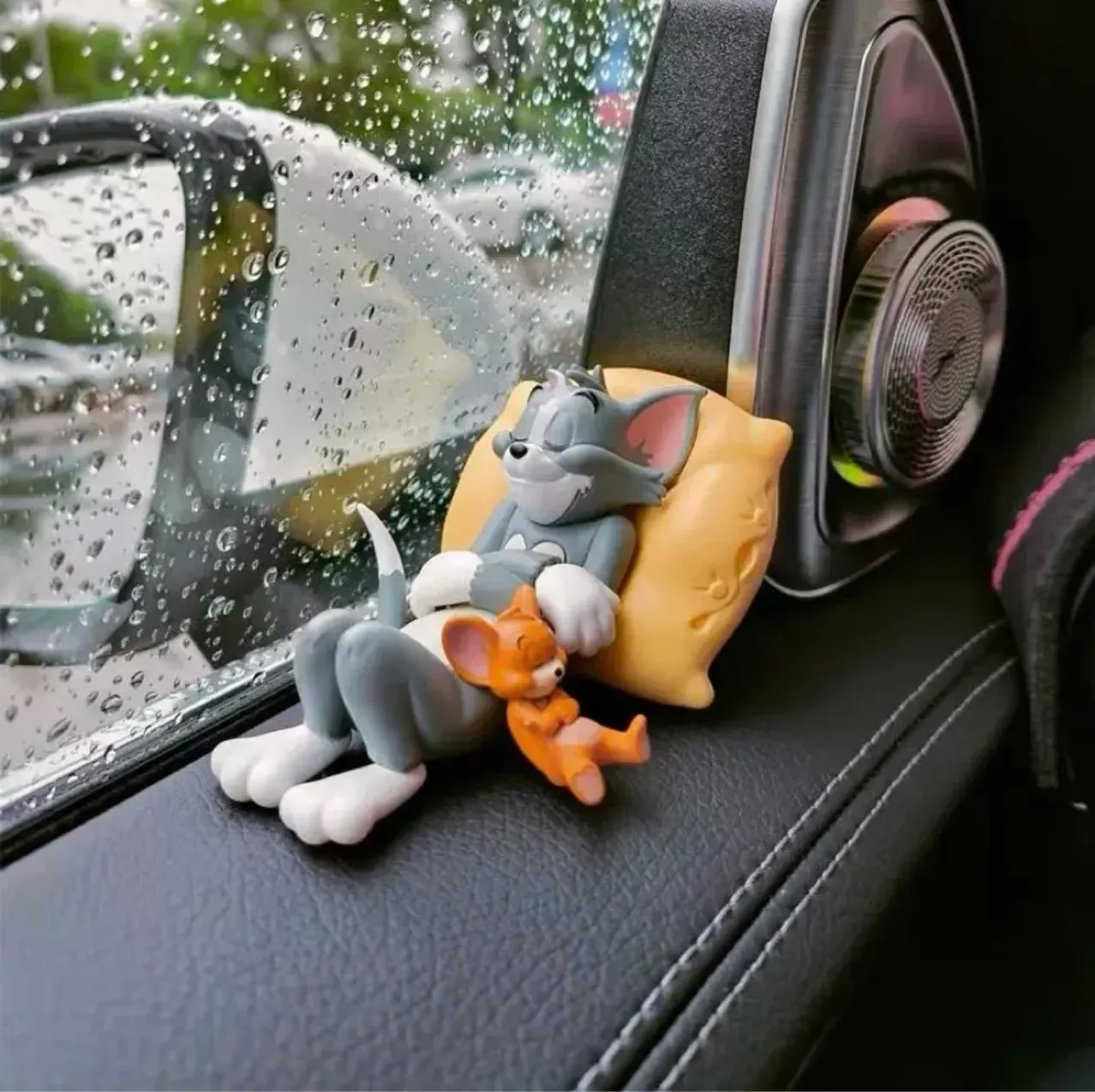 Yiwu stokta büyük boy Tom ve Jerry araba aksesuarı, Tom ve Jerry araba süsü, karikatür araç içi dekorasyon ürünü